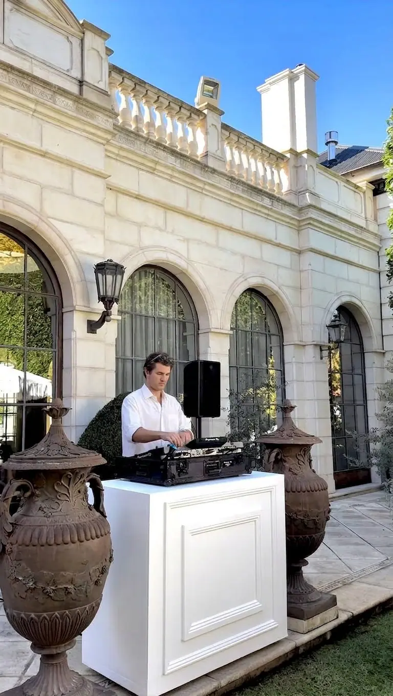 Equipo de sonido montado para una boda, con la cabina del DJ preparada
