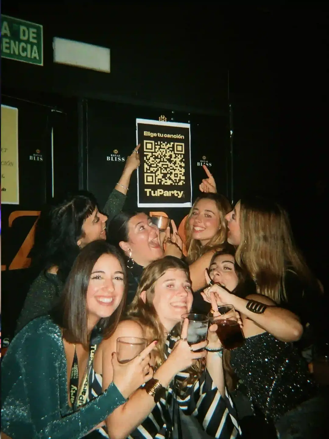 Invitados de una fiesta participando con el móvil mientras suena la música